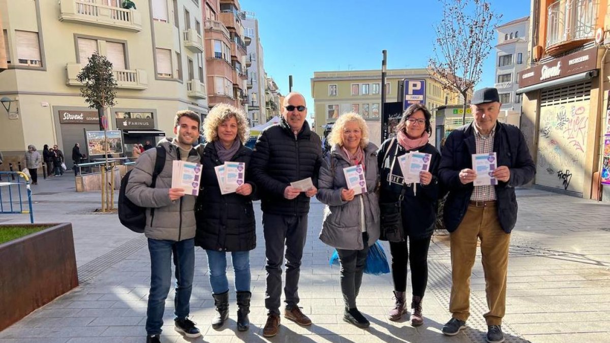 La formació política va sortir a repartir fulletons.