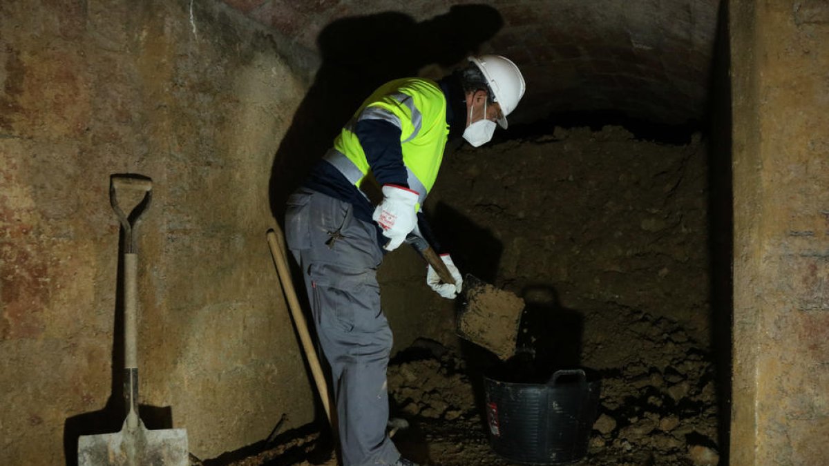 Un operario desescombrando uno de los tramos de las nuevas galerías que se abrirán en el refugio antiaéreo de Valls.