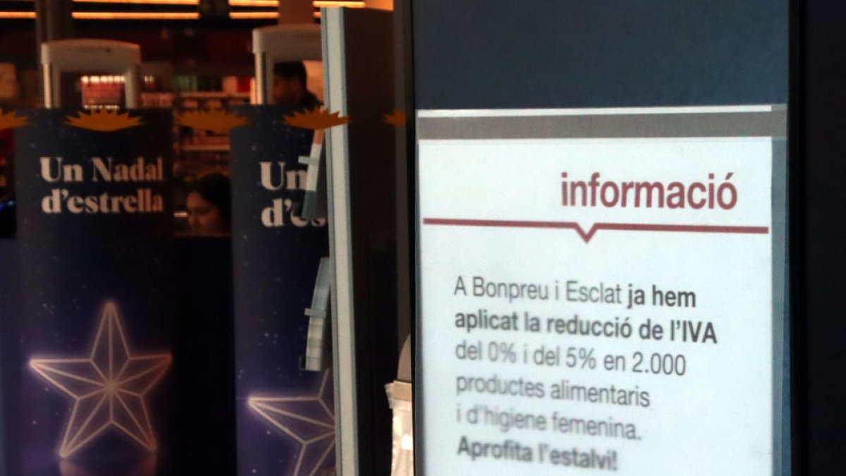 Un cartel en la entrada de Bon Preu informa que se ha aplicado una reducción del IVA del 0 y del 5% en más de 2.000 productos.