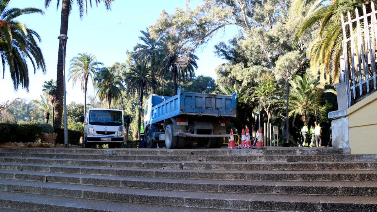 Camiones y material de obra sobre las escaleras de acceso del parque.