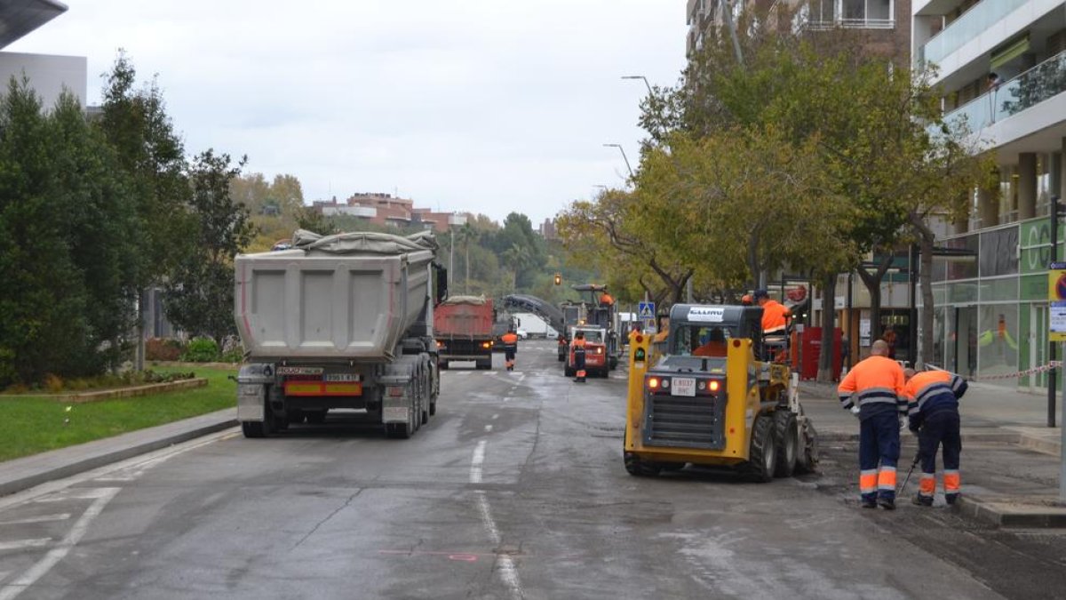 Operarios asfaltando la avenida Sant Jordi.