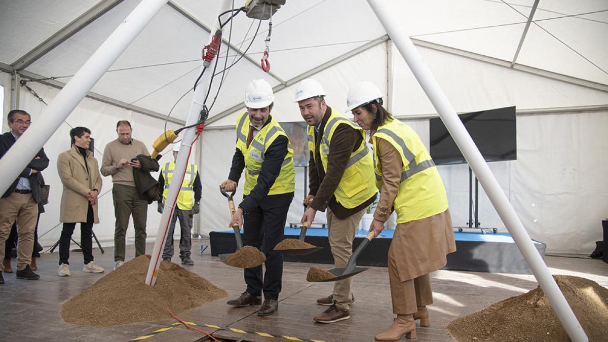 Momento de la colocación de la primera piedra de nuevo centro hospitalario.