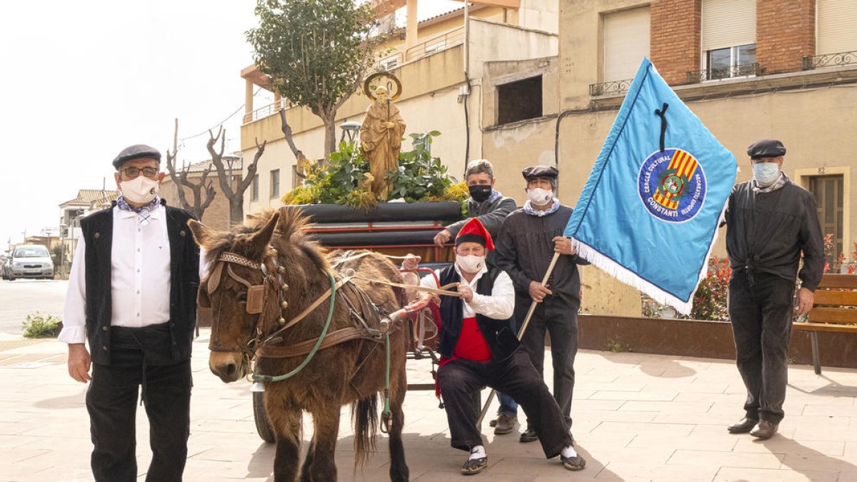 Los miembros de la comitiva llevaban la bandera del Círculo Cultural, Recreativo y Deportivo con crespón negro como homenaje a Josep Plana «salen».