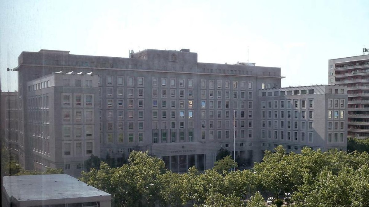 La seu del Ministeri de Defensa es troba al Paseo de la Castellana.