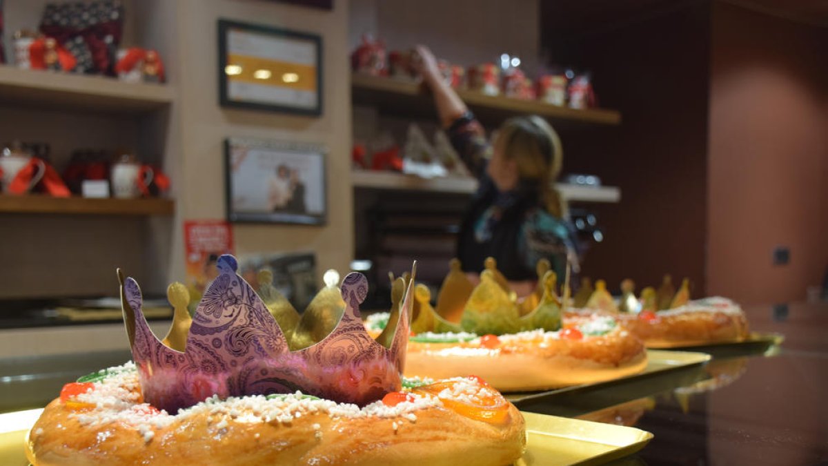 Roscones de reyes preparados para vender en la Pastelería Triomf de Barcelona.