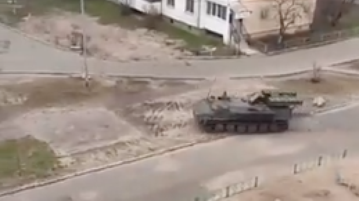 Imatge d'un tanc circulant pel districte d'Obolon, a la capital d'Ucraïna.