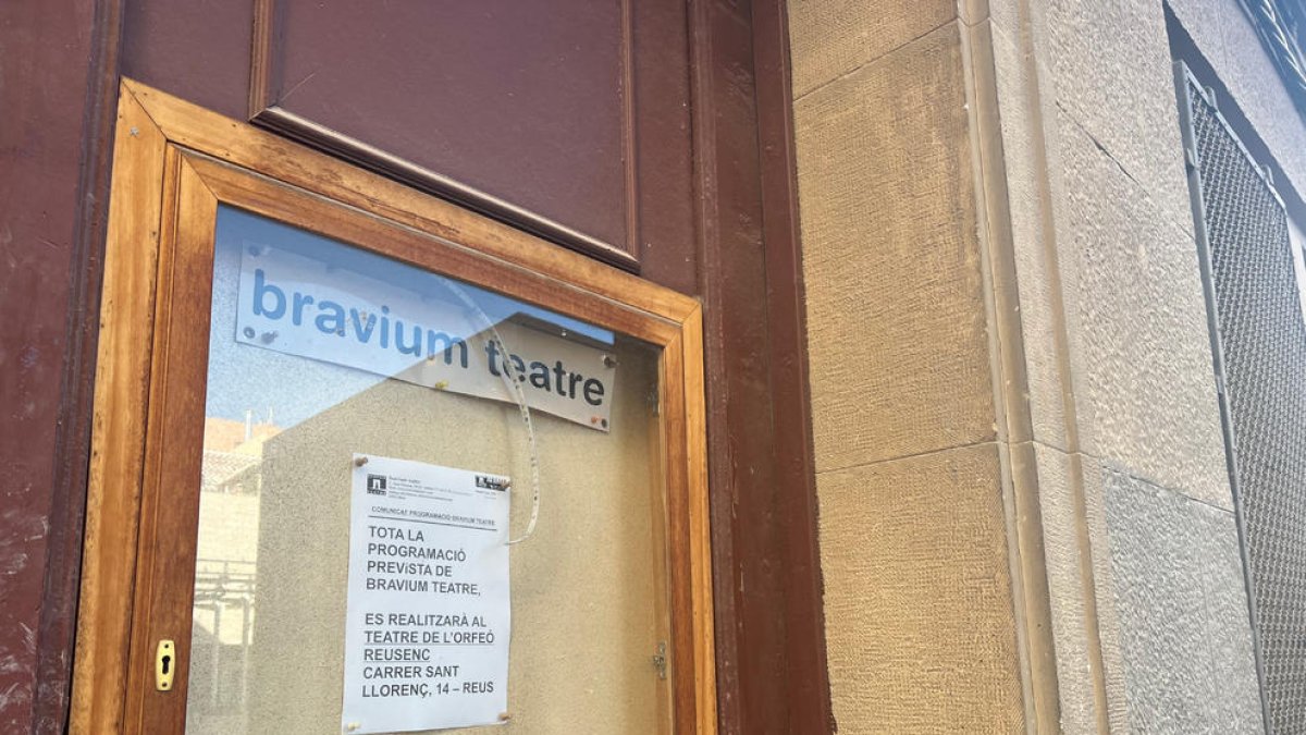 Entrada del Centre Catòlic propietat de l'Arquebisbat de Tarragona on assajava i actuava la companyia Bravium Teatre fins al novembre de 2021.