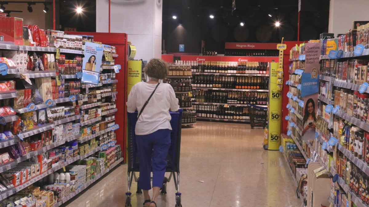 Una dona comprant en un supermercat de Barcelona.