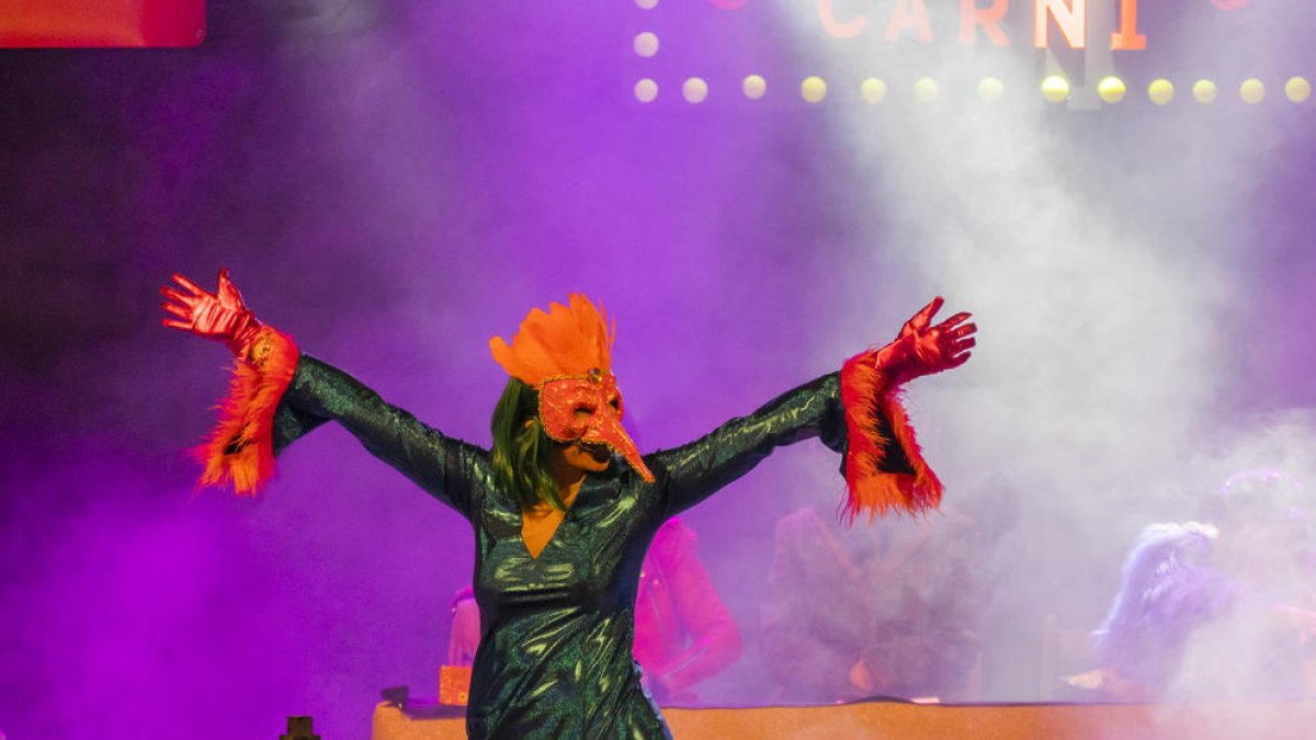 La Reina Carnestoltes inaugura oficialment el Carnaval a la plaça del Mercadal de Reus.