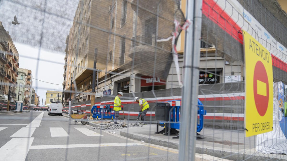 Els treballadors ja duen a terme les seves tasques entre la Rambla Nova i la Plaça Corsini.