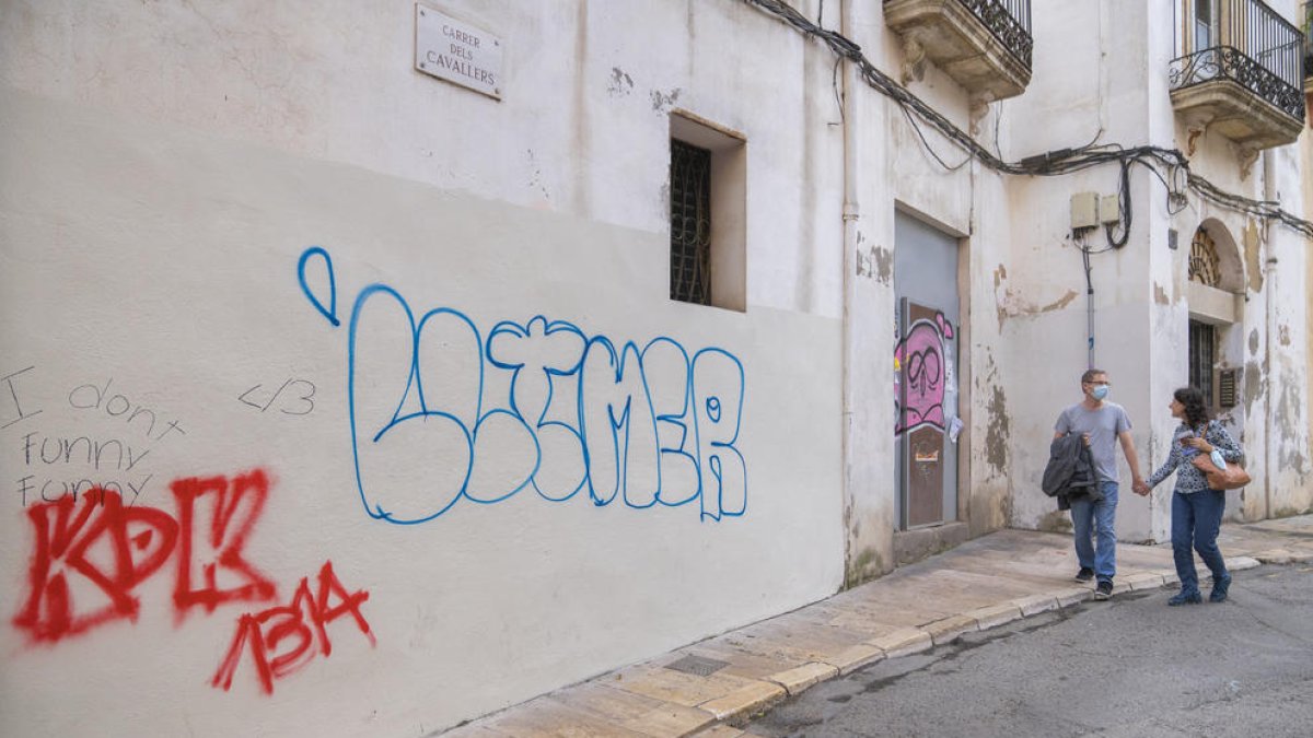 Imatge d'arxiu de pintades al carrer dels Cavallers de Tarragona.