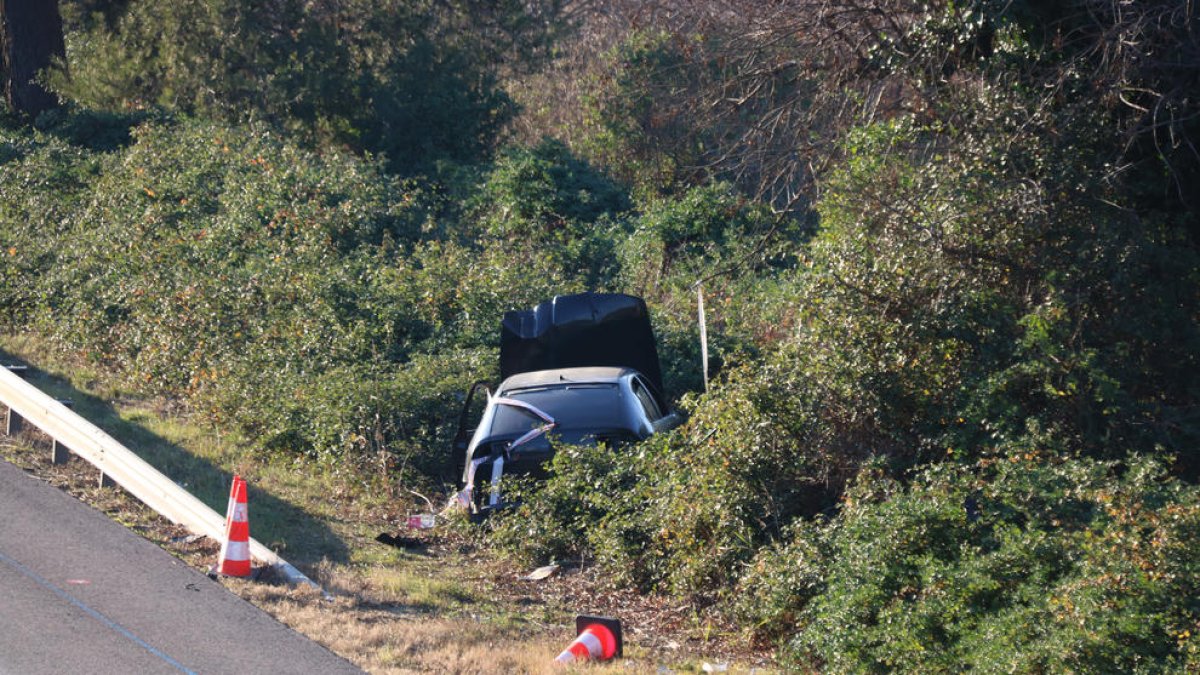 Imatge d'un vehicle accidentat i abandonat a l'AP-7 a l'altura de Gelida.