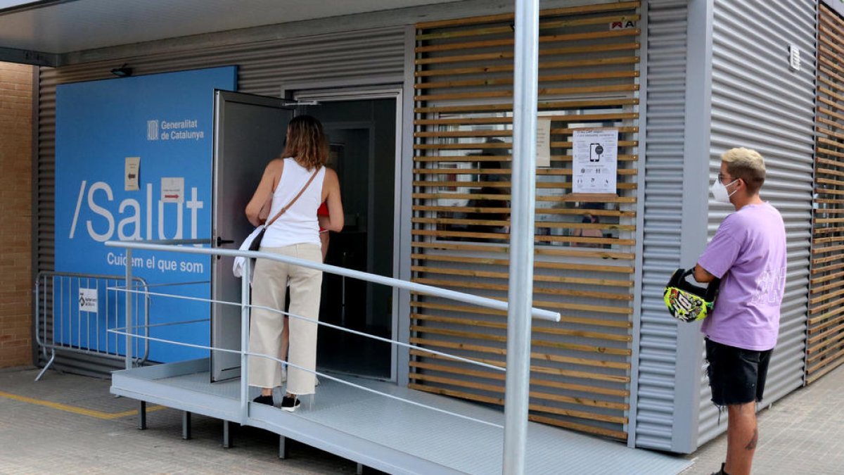 Imagen de archivo un joven esperando para acceder a hacerse una prueba PCR.