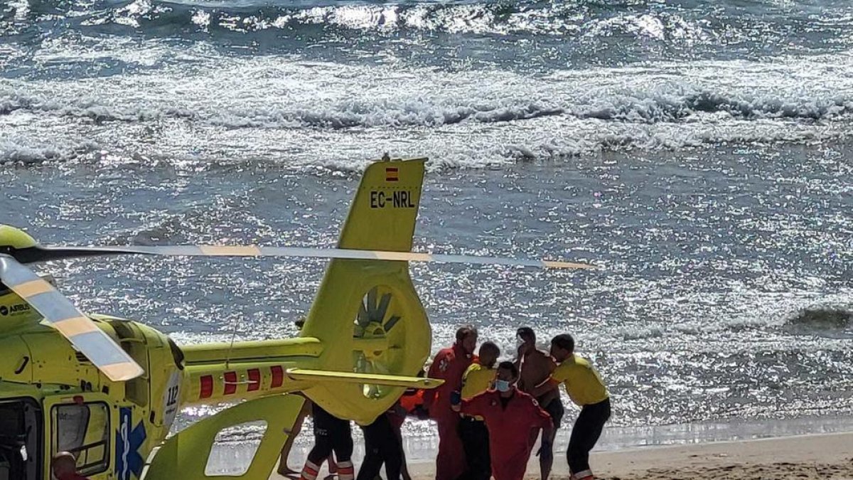 Imatge d'arxiu d'un operatiu de rescat realitzat a la platja dels Capellans de Salou.