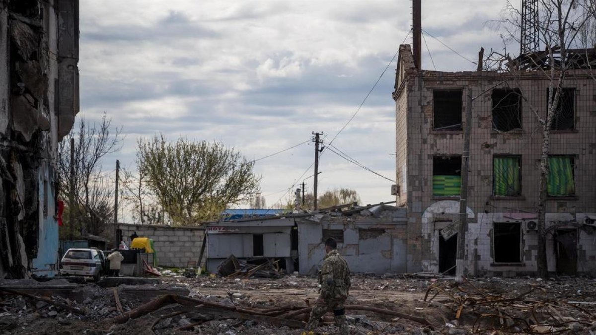 Un soldat ucraïnès observa la destrucció causada pels bombardejos, a Borodianka.