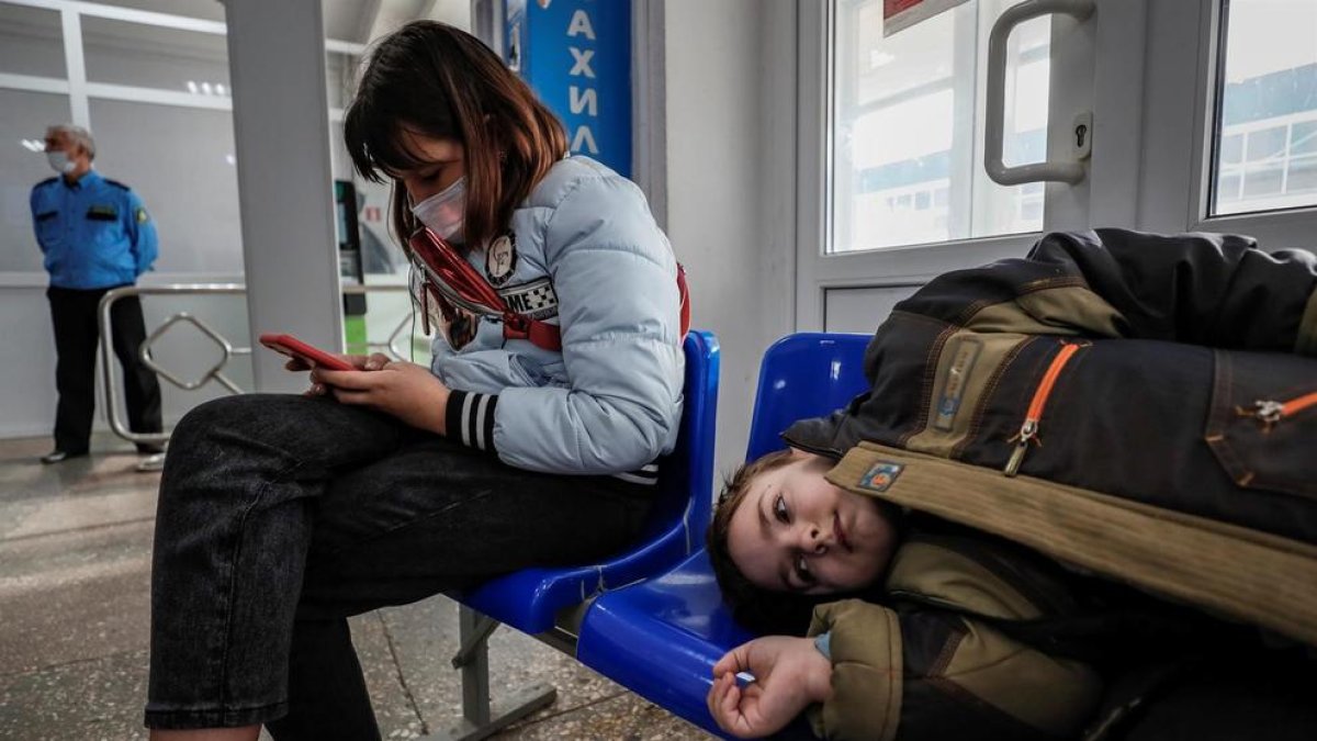 Refugiados de la autoproclamada República Popular de Donetsk descansan en el centro de alojamiento temporal en Taganrog, región de Rostov, en Rusia.