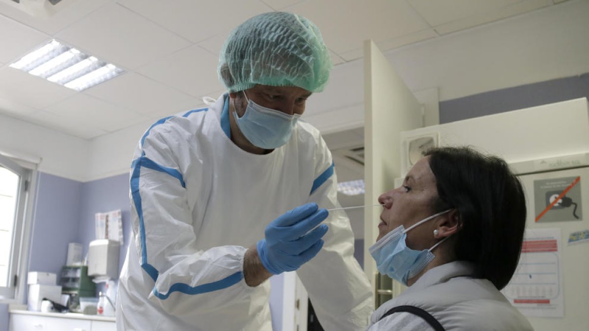 Un infermer del CAP Maresme de Mataró fa una PCR a una pacient.