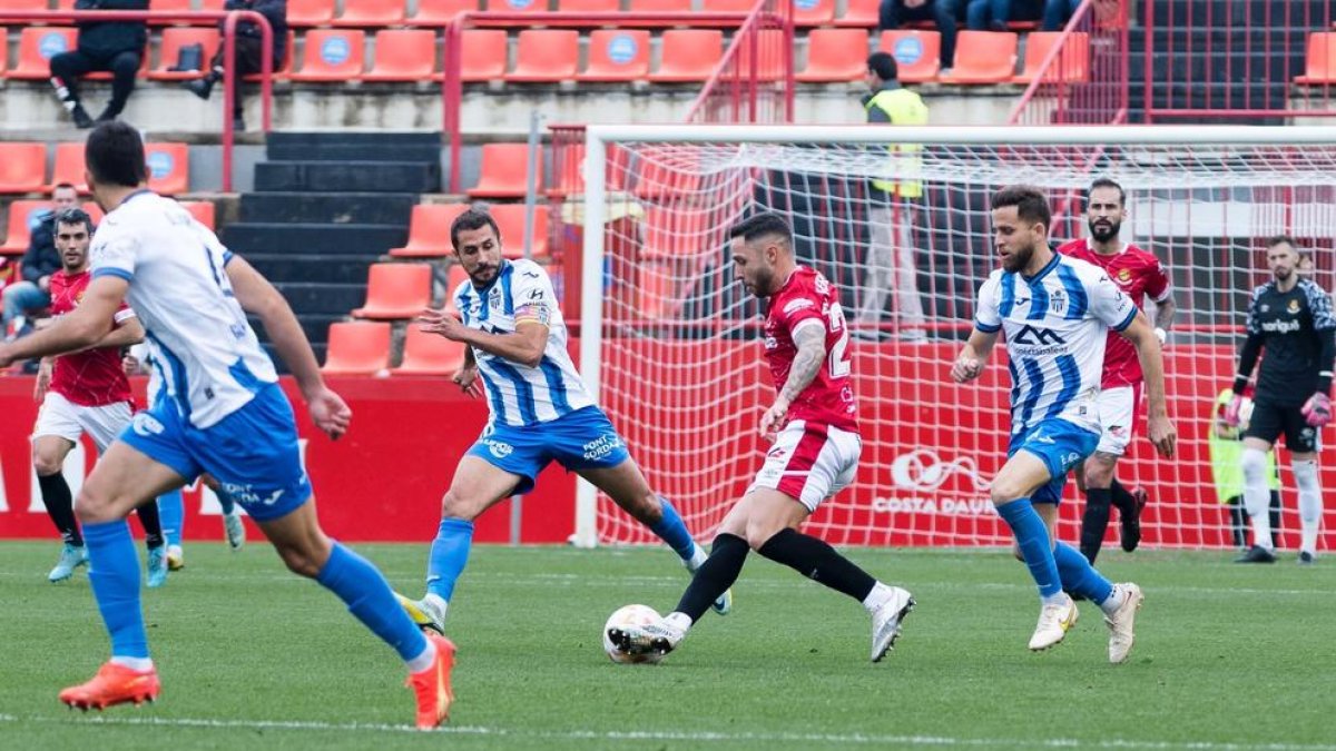 Dioni se carga un Nàstic con resaca de la Copa (1-3)