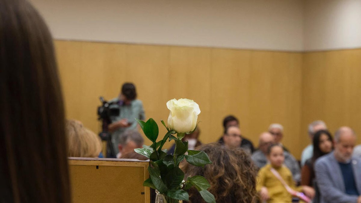 Imatge d'una flor en record de la regidora Sandra González Rodríguez al plenari de Vila-seca.