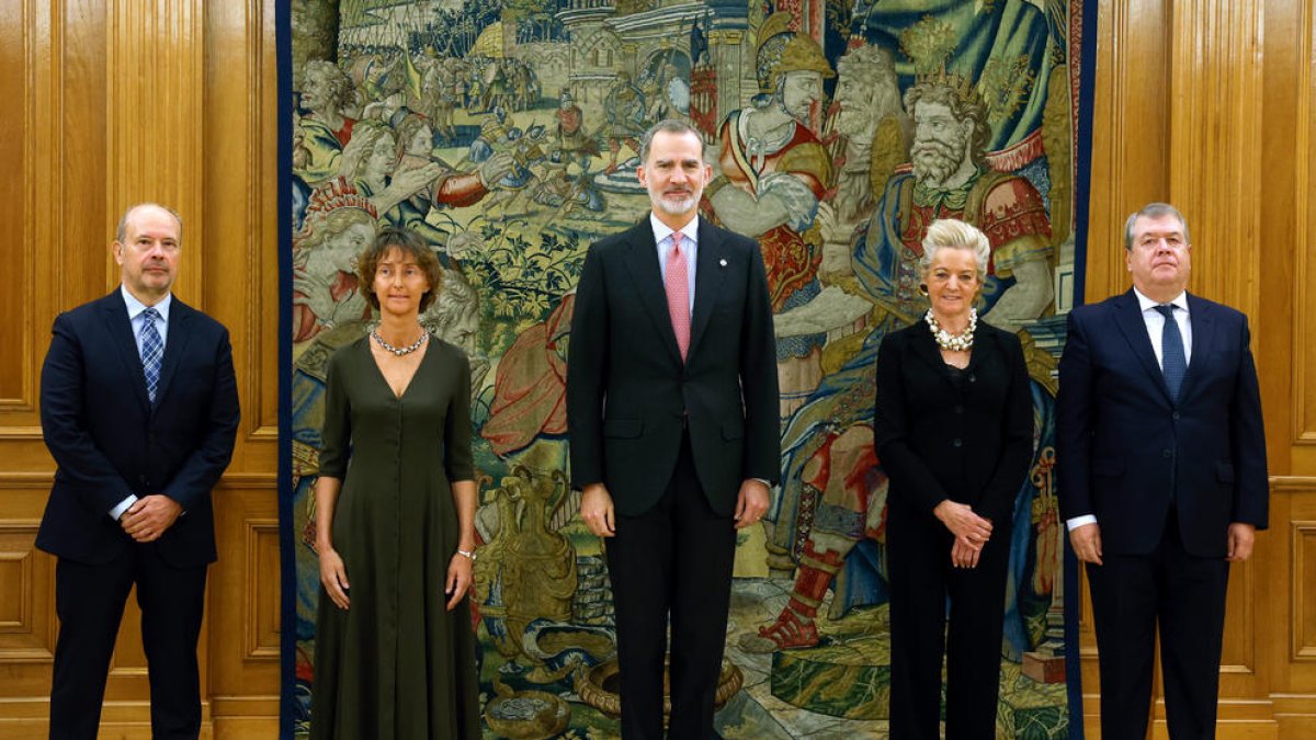 El rei Felip VI amb els quatre nous magistrats del TC: Juan Carlos Campo, Laura Díez, María Luisa Segoviano i César Tolosa.