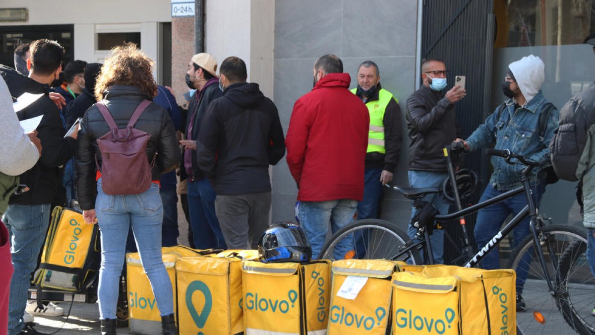 Un grupo de raiders de Glovo en la puerta de la sede de la compañía en Barcelona.