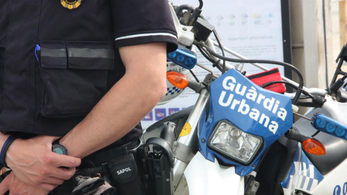 Pla detall de les motocicletes de la Guàrdia Urbana de Barcelona.