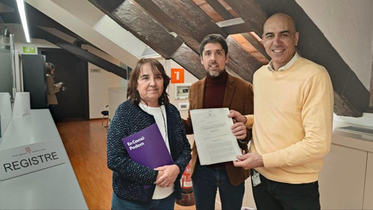 Yolanda López con David Cid durante la presentación de la propuesta en el registro.