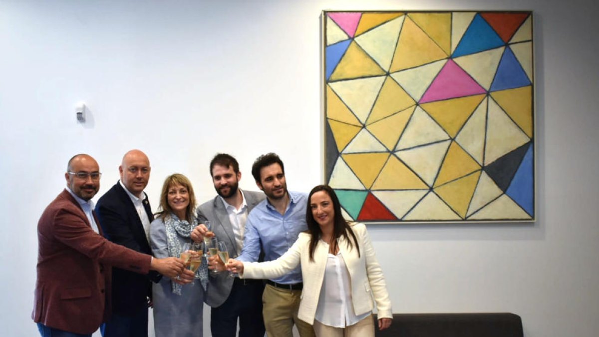 Foto de família de les autoritats i amistats Miquel Paton en l'homenatge que s'ha fet al pintor a la Ràpita