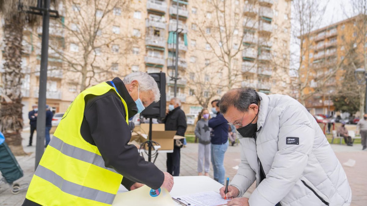 A la concentración acudieron unas ochenta personas, donde disfrutaron de vermú gratuito.