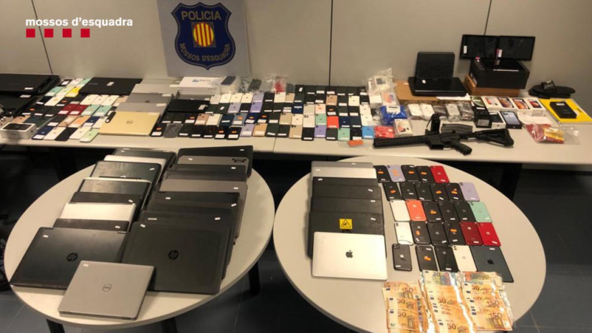 Material informàtic, mòbils i diners intervinguts pels Mossos d'Esquadra.