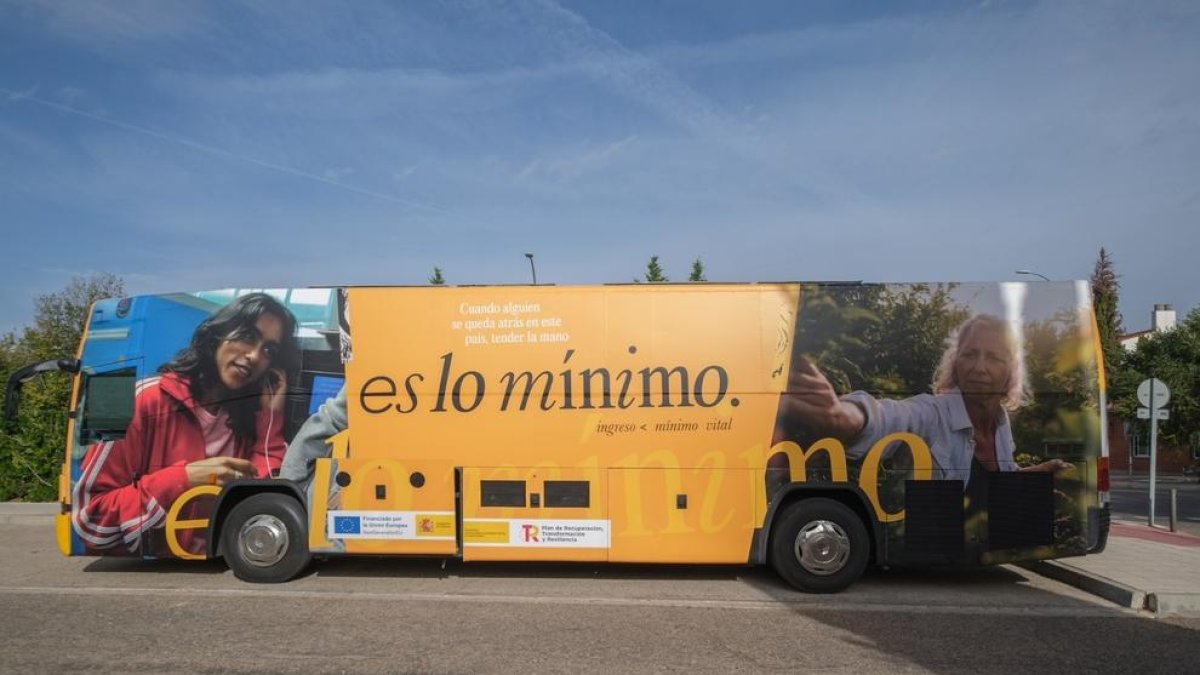 Imatge del bus informatiu sobre l'Ingrés Mínim Vital que farà parada a Reus.