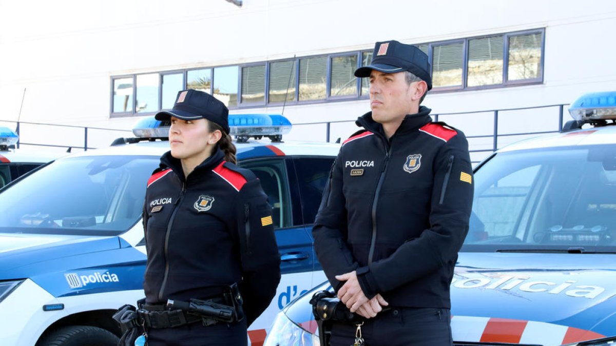 Imatge d'una parella de mossos amb el nou uniforme.