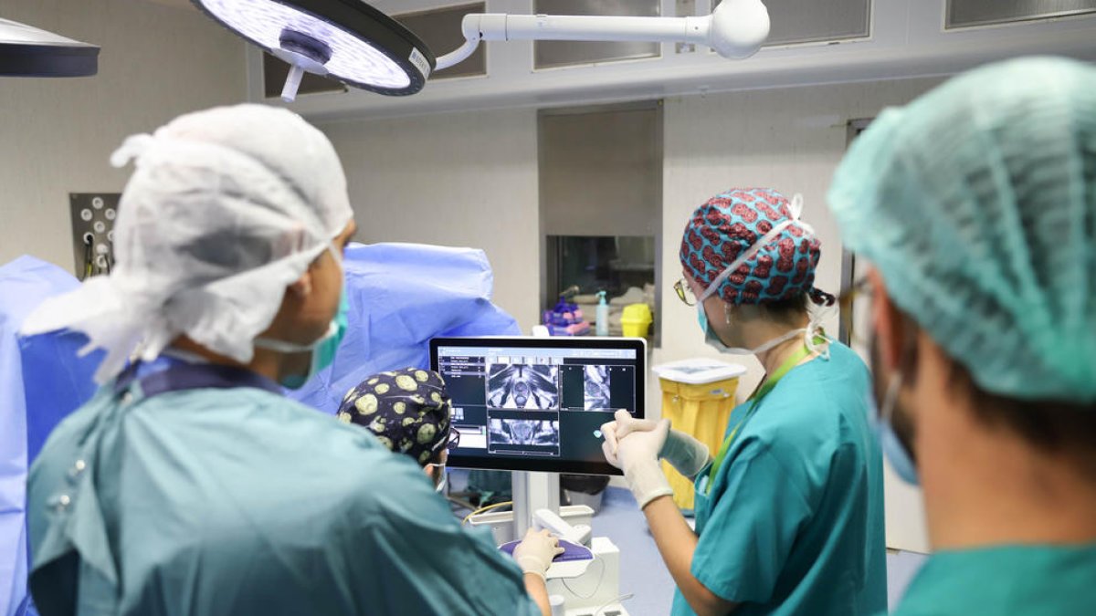 Un equip mèdic atén un pacient amb càncer de pròstata.