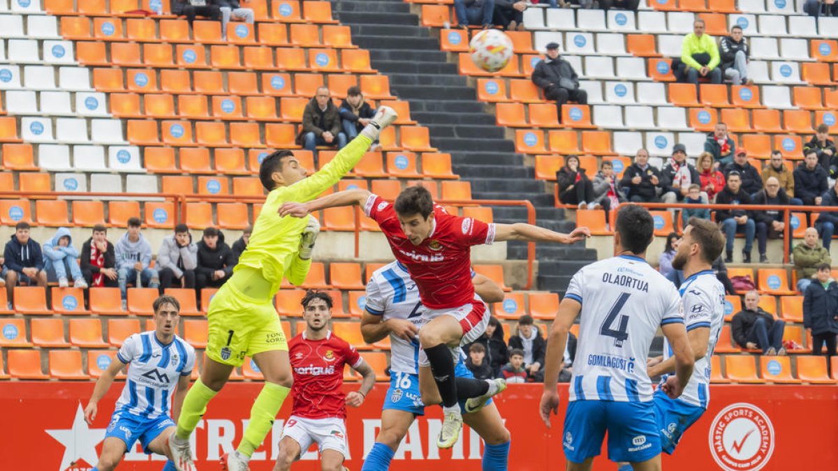 Guillermo Fernández intentant rematar una pilota contra l'Atlético Baleares el darrer diumenge.