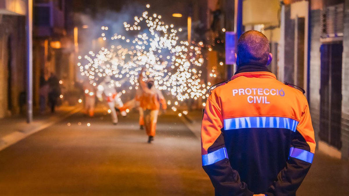 Imatge d'arxiu d'un agent de Protecció Civil en un correfoc a la Canonja.