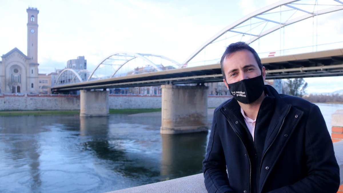 Imatge d'arxiu del diputat d'En Comú Podem, Jordi Jordan, amb pont de l'Estat de Tortosa i el riu Ebre al fons.