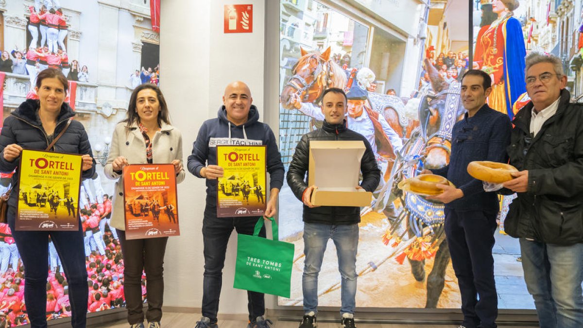 Òscar Peris, Tània Guasch i els representants dels forners de Valls a la presentació de la festivitat.