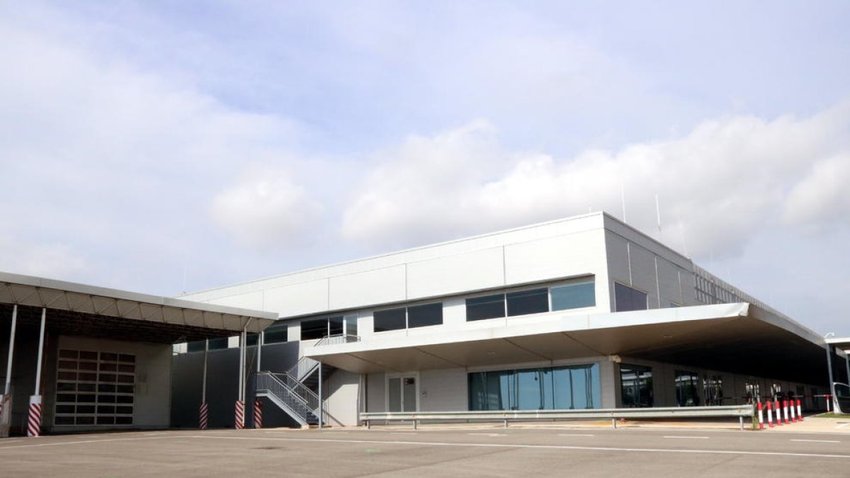 Façana de la zona de sortides dels vols de l'Aeroport Reus.