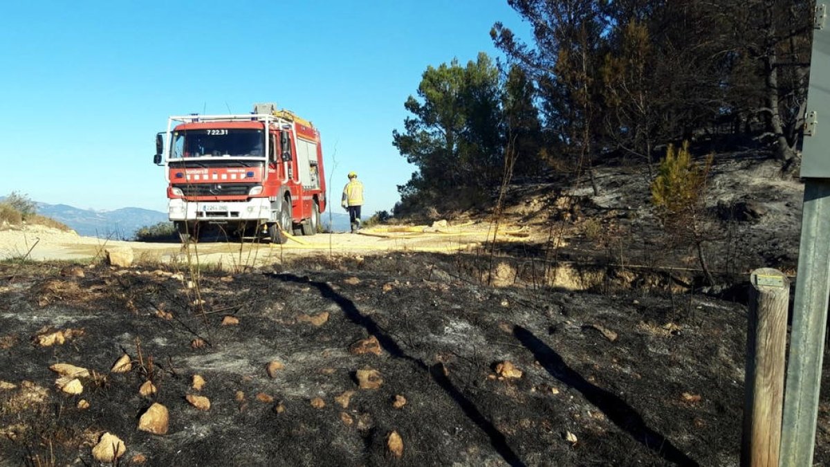 Un camión de Bombers en una zona quemada por el incendio en el Coll de l'Alba, en Tortosa.