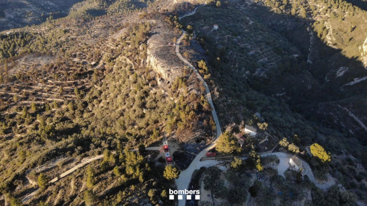 Vista aèria de la zona cremada per l'incendi forestal de Bítem, a Tortosa.