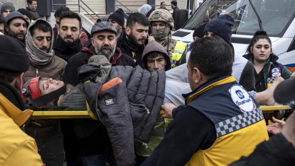 El personal d'emergència transporta una persona ferida després que un edifici s'hagi esfondrat arran d'un terratrèmol a Diyarbakir.
