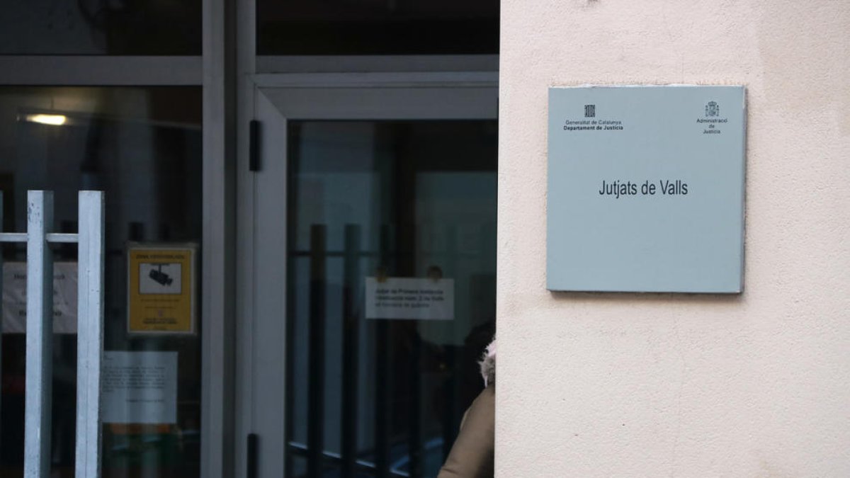 Entrada dels Jutjats de Valls on aquest matí ha declarat l'exprofessor de l'escola Baltasar Segú.