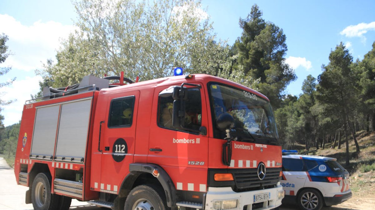 Un vehicle dels Bombers a l'incendi de Gandesa.