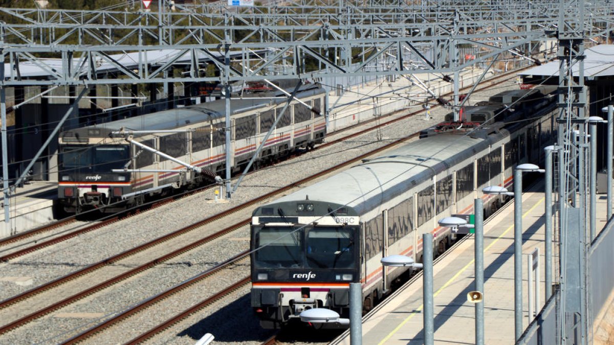 Dos trenes parados en la estación de tren de Hospitalet de l'Infant a raíz de una incidencia.