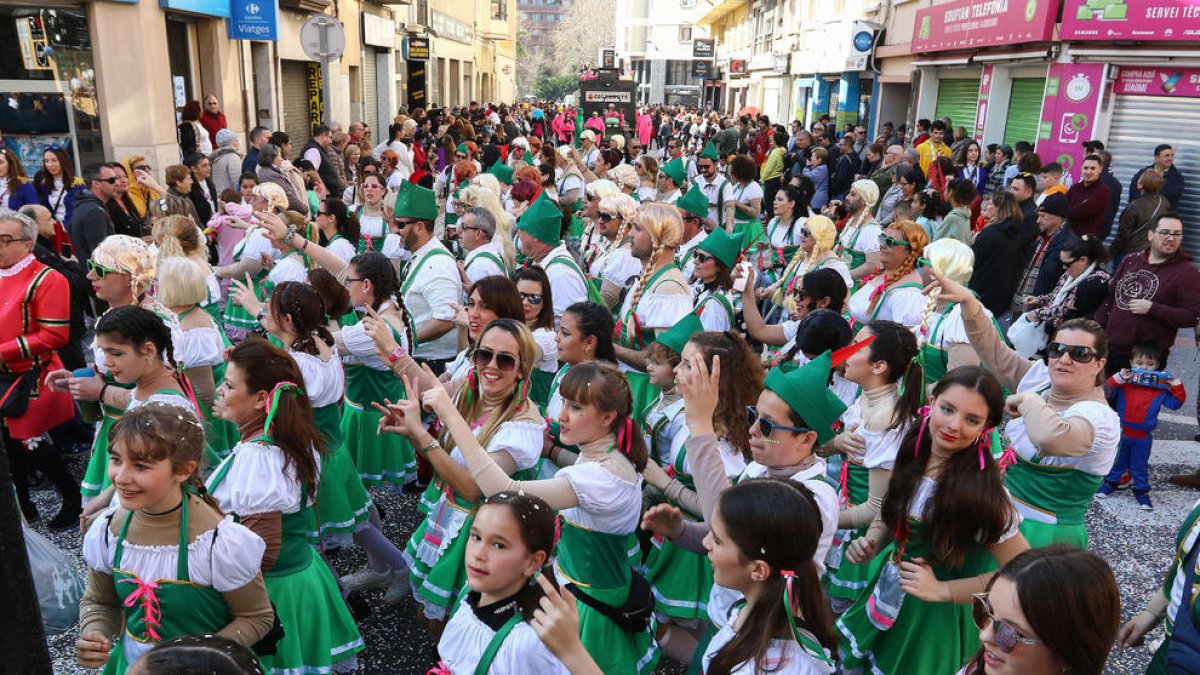 El carrer de Misericòrdia es va omplir per celebrar l'última rua matinal de diumenge, el 2020.