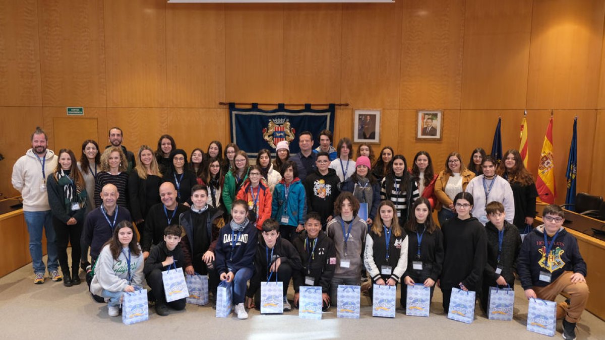 Recepción de los alumnos del Agrupamento de Escuelas de Oliveira do Bairro en el Ayuntamiento.