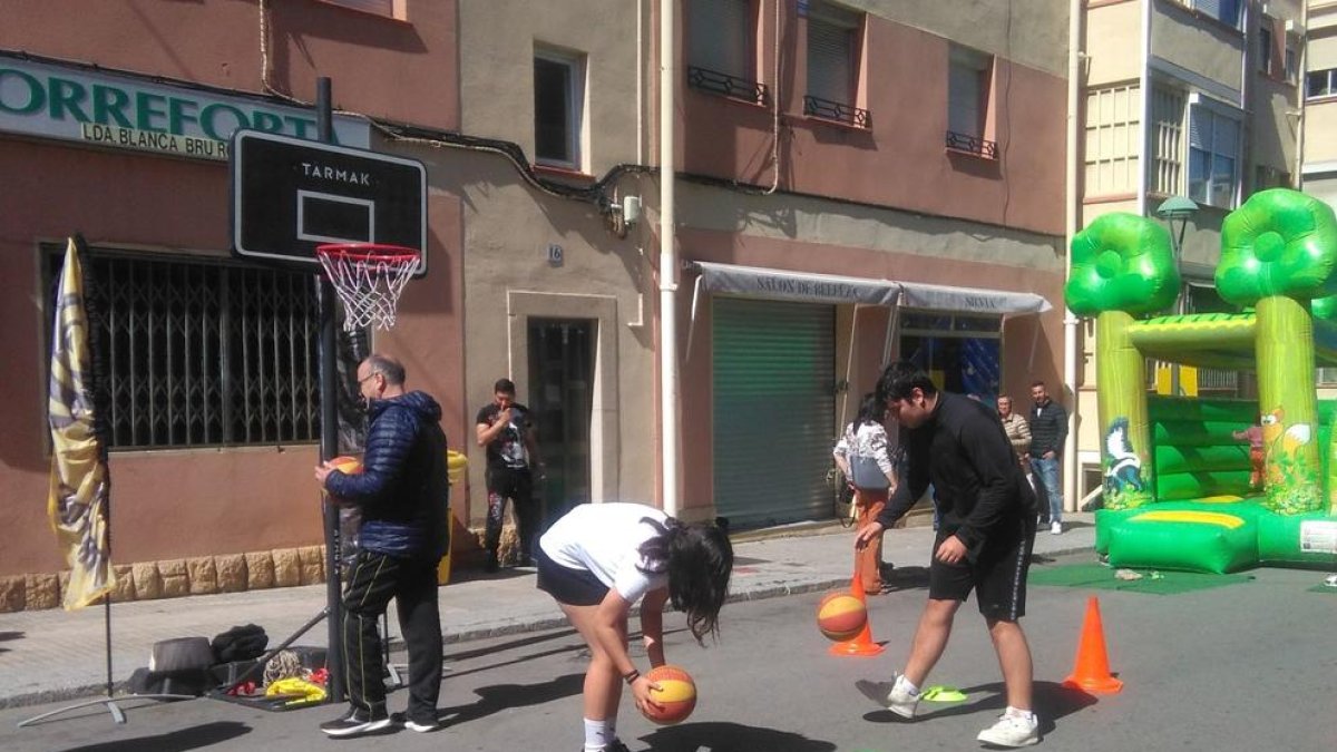 Al carrer Falset s'ha pogur practicar bàsquet adaptat.