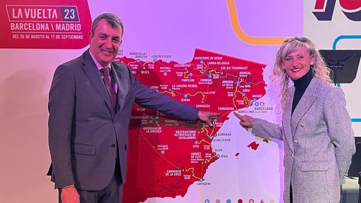 La regidora d'Esports, Maria José López, amb el director general de 'La Vuelta 23', Javier Guillén.