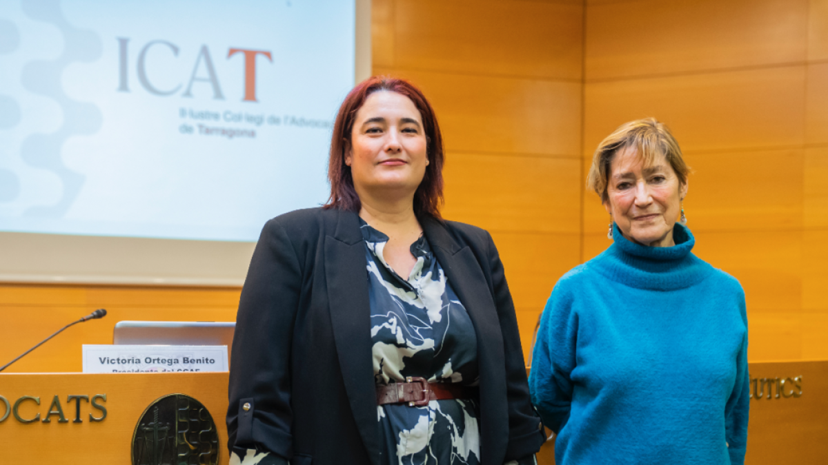 Victoria Ortega i Estela Martín en la seu de l'Il·lustre Col·legi de l'Advocacia de Tarragona.