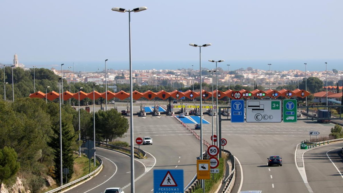 Gran pla general del peatge troncal de la C-32 a Cubelles, amb el municipi al fons.